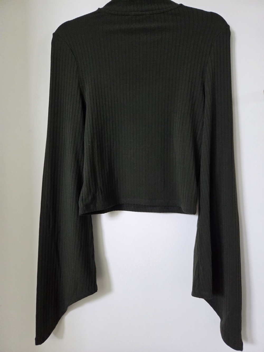 1005 NWOT Long Flare-Sleeve Ribed Top By Disturbia, Green, Small